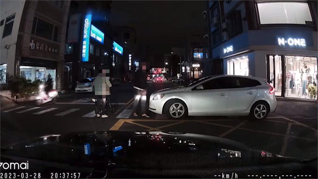 行人地獄！　夫妻推嬰兒推車　險被車輛二度撞上