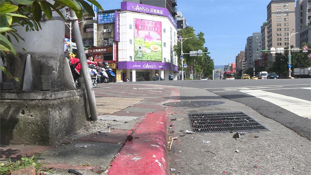 小黃運將不熟路況　開車沿路找門牌　衝上人行道撞到行人﹑直撞燈桿