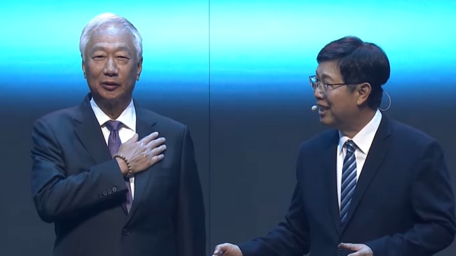 75歲郭台銘「一頭白髮」現身！同框劉揚偉「真實精神狀態」首度曝光