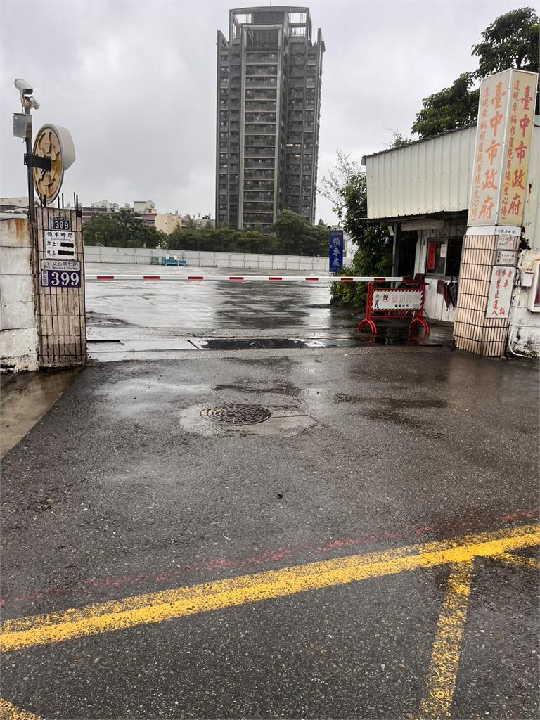 快新聞/驚!台中拖吊場竟遭人持槍掃射 女警衛手肘中彈送醫