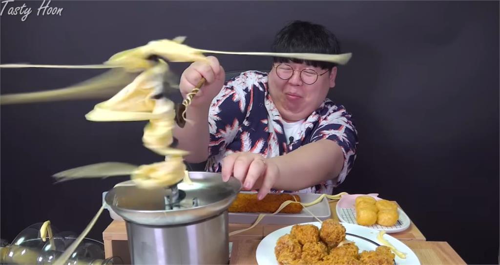 直播主吃火鍋「險被噴泉甩臉」！無助畫面曝網笑瘋：荒謬到像AI