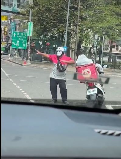 快新聞/抖音滑到中毒?等紅燈跳「科目三」 外送員下場慘了