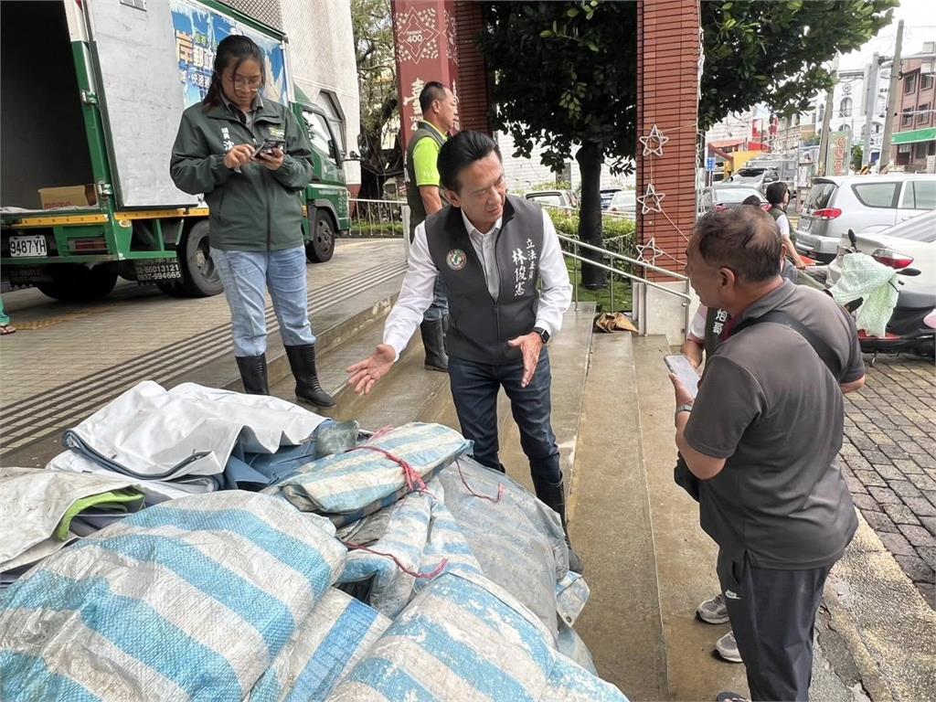 颱風襲台南「6000戶屋頂遭掀飛」!綠委衝救災「秒拆自己看板帆布」網大讚