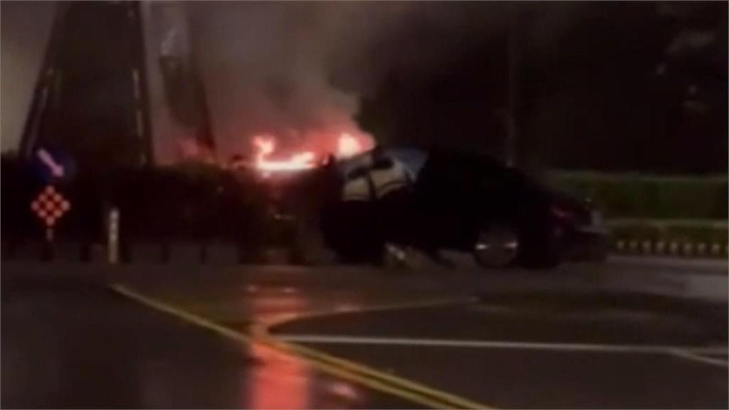 喝茫了!酒駕自撞胡璉將軍像 車輛爆炸燃燒駕駛昏迷