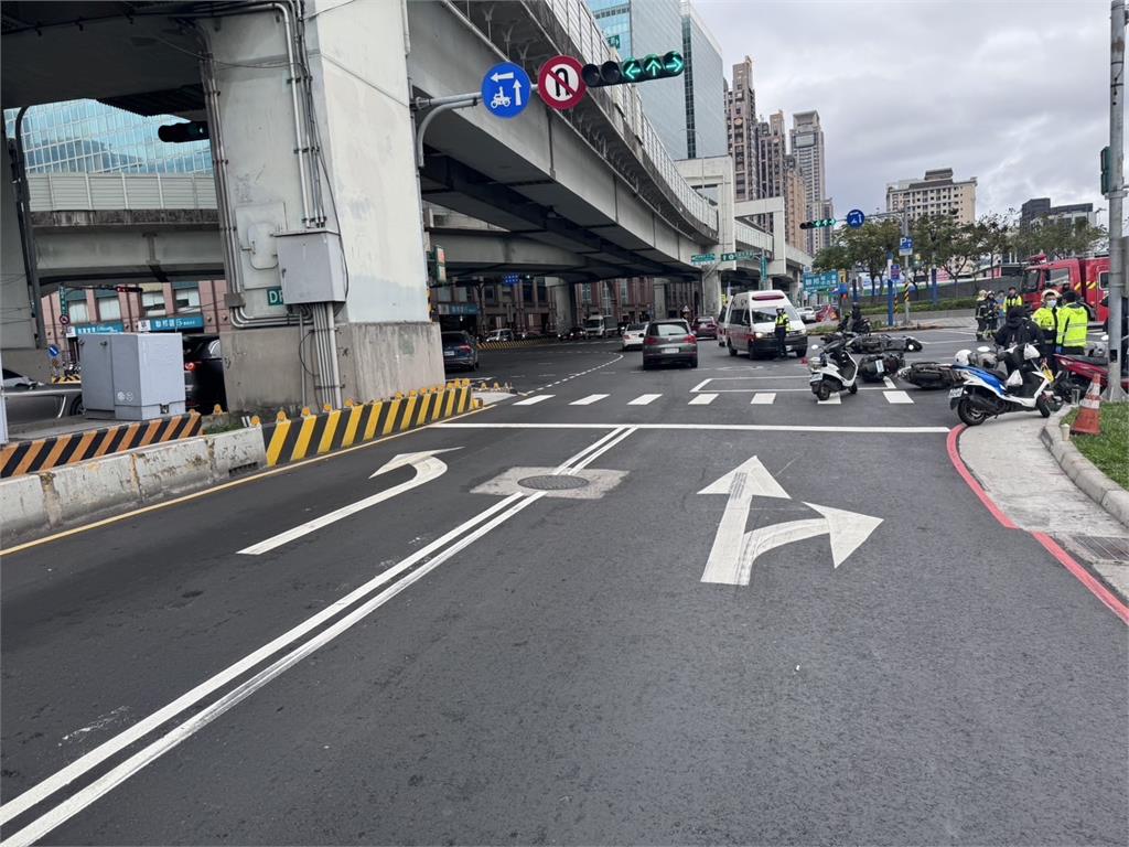 快新聞/新莊重大車禍!賓士車突爆衝 9機車「停紅燈遭撞」4人受傷送醫