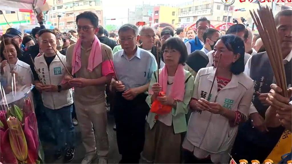 柯文哲夫妻參拜白沙屯媽祖！廟方一度「認不出陳佩琪」她尬笑　阿北拿香放空左顧右盼