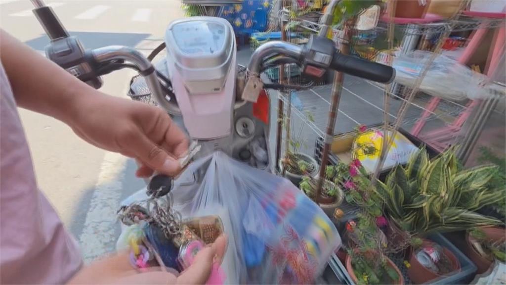 女機車鑰匙沒拿損失慘！　賊秒開置物箱偷包盜五千元