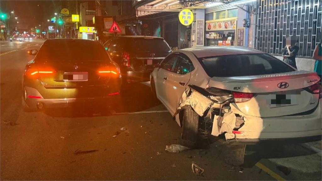 女凌晨酒駕上路! 連撞3車 全身擦挫傷送醫