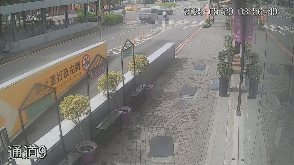 驚悚車禍疑!左轉車未禮讓 雙載機車倒地一人無生命跡象