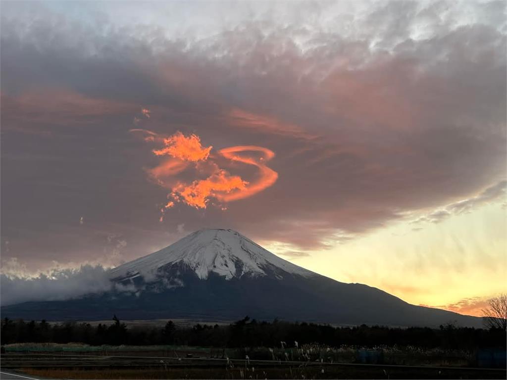 集齊7顆龍珠召喚成功?日網瘋傳…富士山上空驚現「超級神龍」橘紅一片