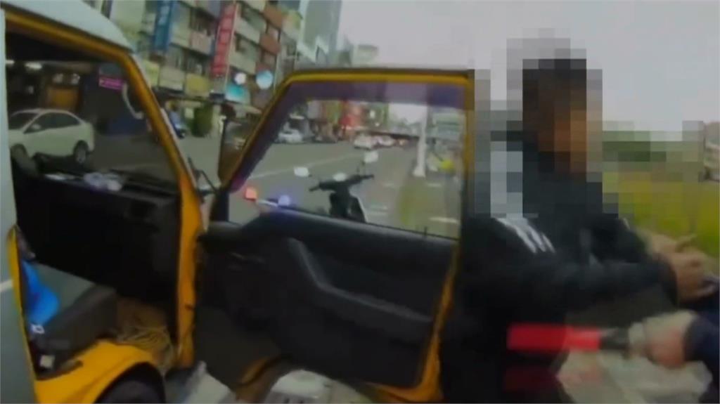 又是喪屍!騎士見警加速逃 進死巷還「棄車翻牆」