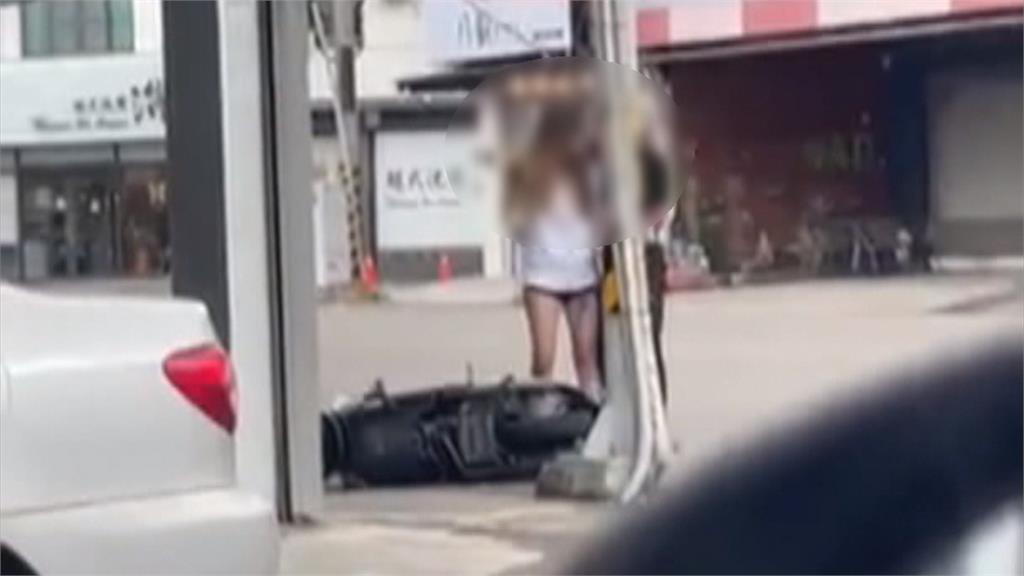 路邊情侶爭吵　男方突衝路中央攔車還拍打引擎蓋挑釁