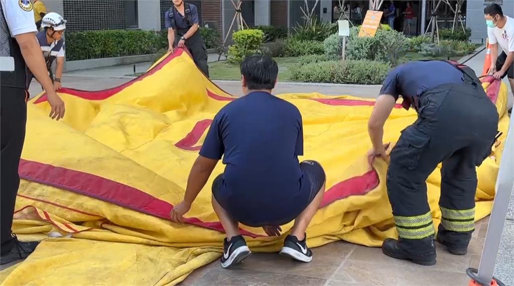 高雄男持刀砍傷前妻!一度坐13樓陽台外與警對峙