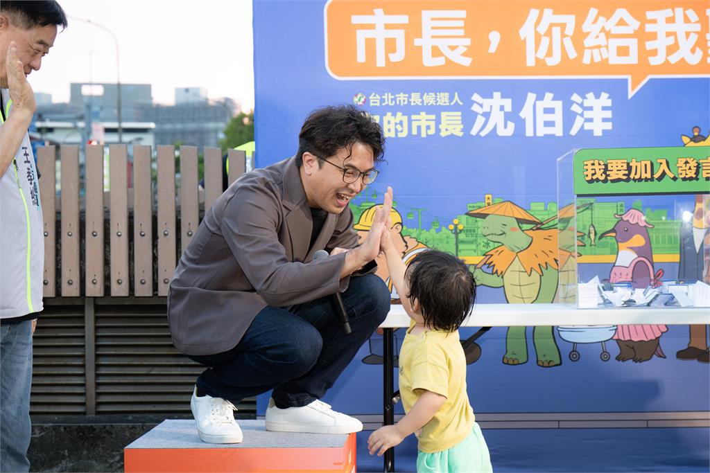快新聞／沈伯洋南港肥皂箱開講吸民眾圍觀！百張提問全接招　萌娃擊掌「超圈粉」
