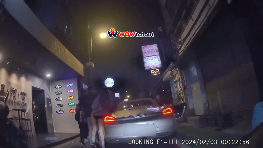 保時捷不滿等太久槓阿爾法 下車後卻遭圍毆!長腿副駕成亮點