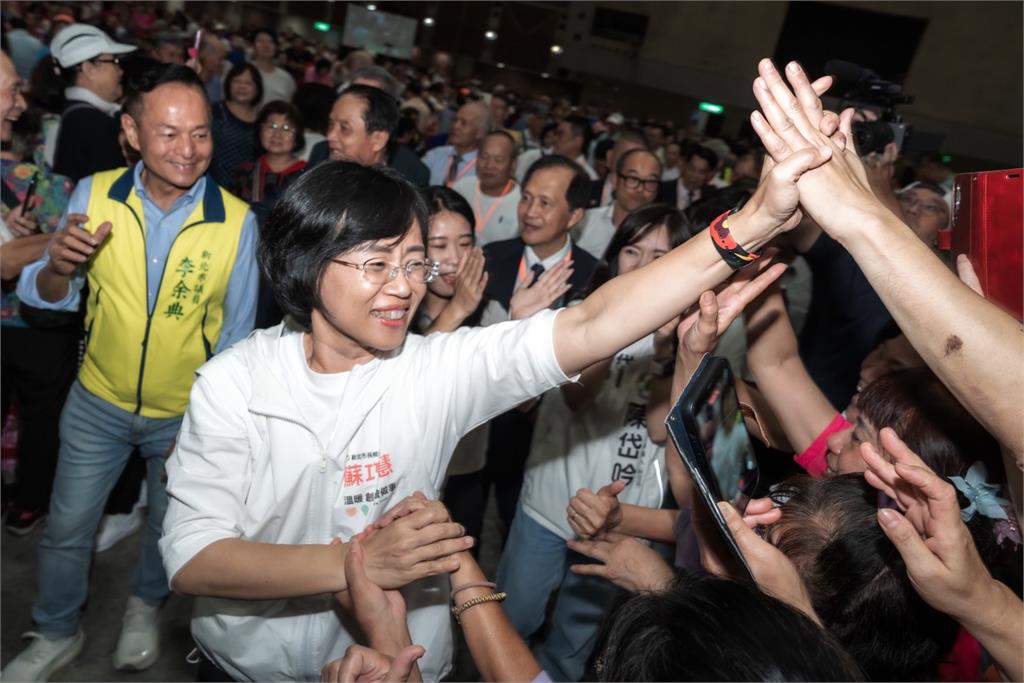 快新聞／3千鄉親力挺！蘇巧慧震撼同框新北綠營大咖　支持者嗨翻搶握手