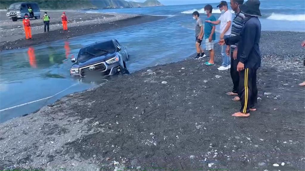 南澳南溪沙洲皮卡翻覆　受困1男3女驚險獲救