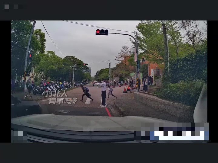驚悚畫面曝！新竹小學生過馬路險遭「闖紅燈」黑車撞飛　網批：行人地獄