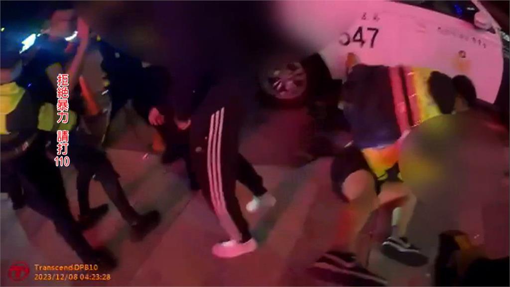 KTV10多人全武行釀6傷 快打部隊對空鳴槍、噴辣椒水壓制