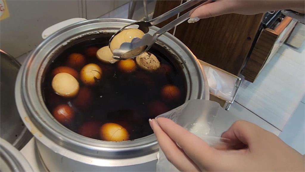 夾1顆茶葉蛋掉地上「丟回鍋」 男挨告判賠2000元