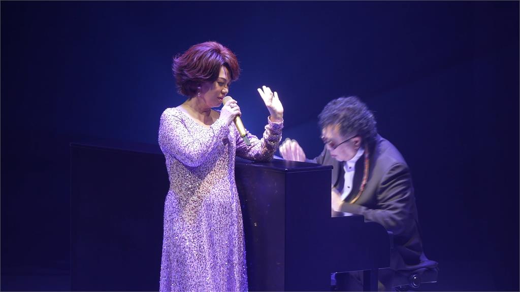 TICC化身影院！演唱會穿插紀錄片　蔡琴出道46年「不要告別」喊續唱下去