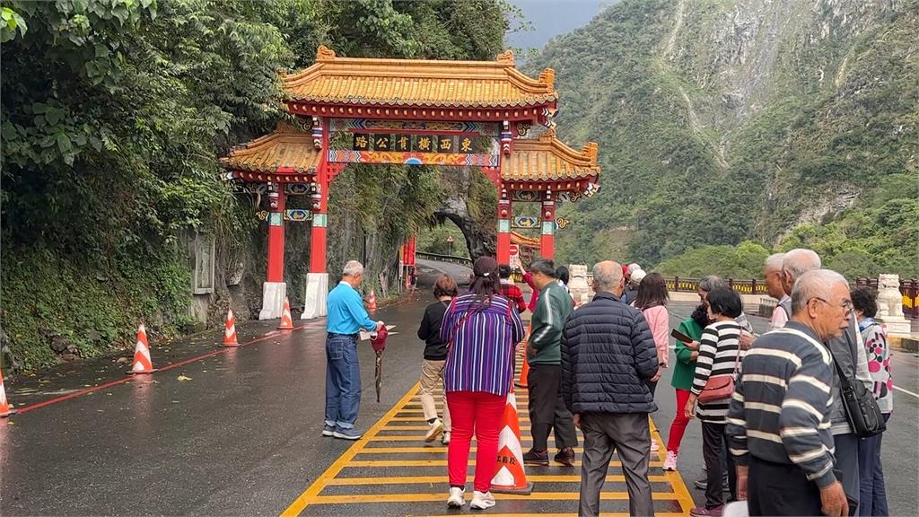 太魯閣"東西橫貫公路"牌樓2度遭撞毀 228修復完成風華再現