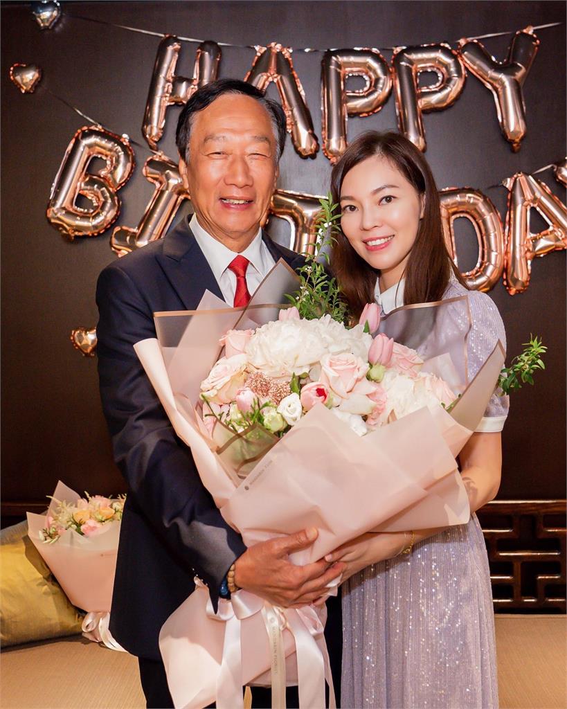 郭台銘女球友遭起底「本名曝光」！爆被菲商包養20年還「雙劈二婚夫」榨乾房產現金