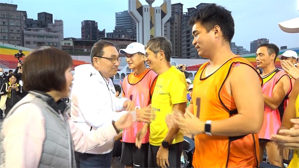 開箱板橋體育場「彩虹看台」　侯友宜：運動平權不再是口號