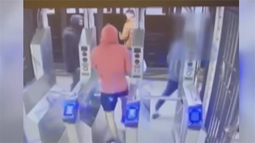 男月台邊滑手機突遭推落 遭列車撞上驚悚畫面曝!