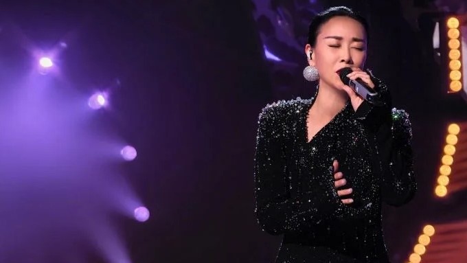 那英復出《歌手》大翻車!首演「忘詞嘴抖」中國網友狂酸:憑什麼敢來