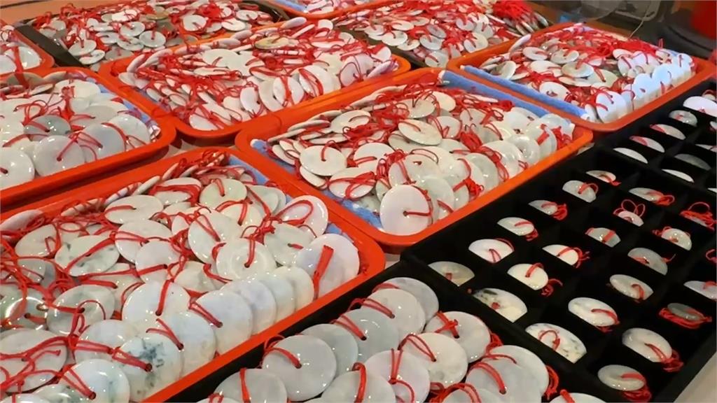 限量1200枚翡翠平安扣 斗六震天府贈點燈信徒迎新年