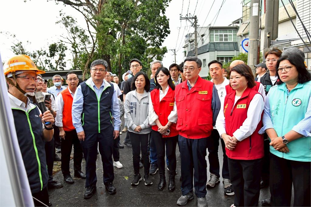 快新聞/丹娜絲重創!卓榮泰南下視察嘉義市 感謝台電同仁全力搶修