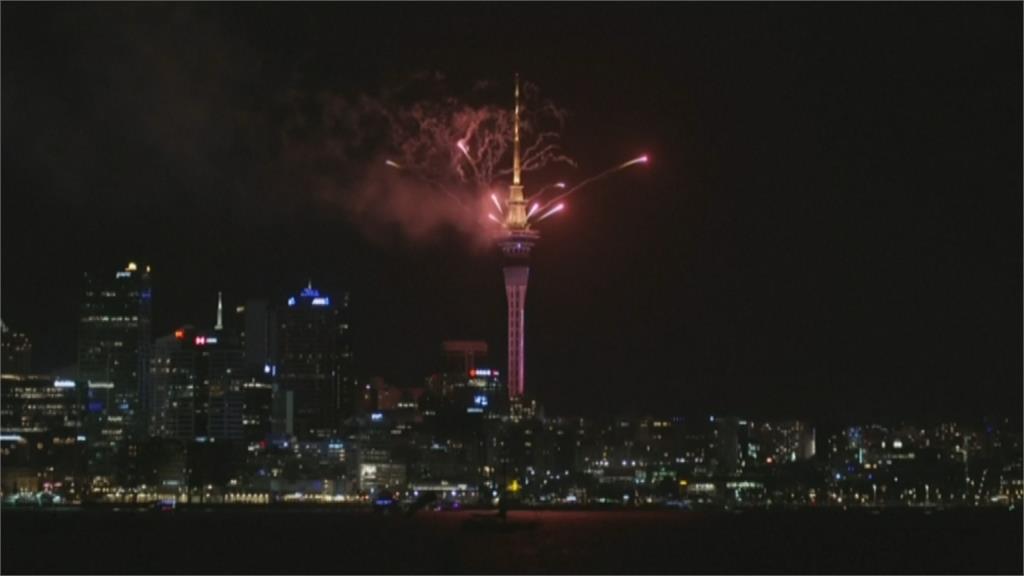 紐西蘭時區率先迎2025年 奧克蘭天空塔璀璨登場
