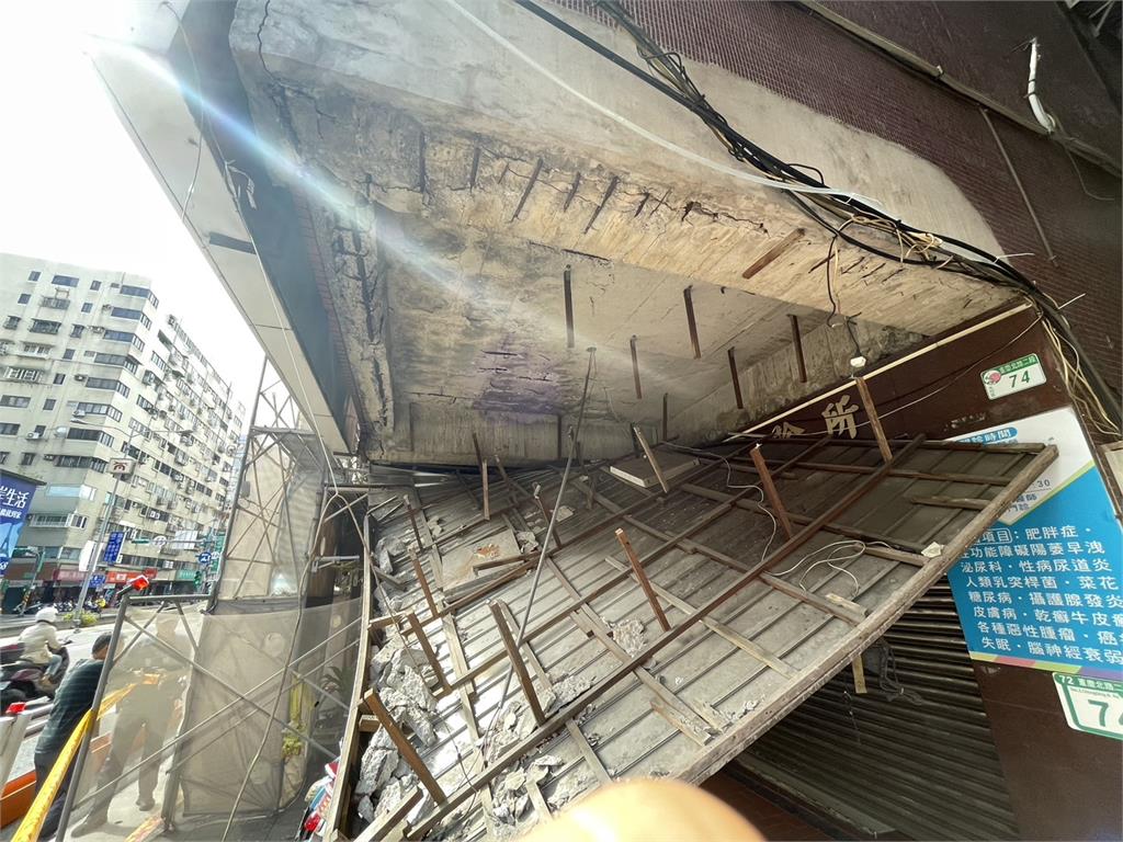 快新聞/北市重慶北路大樓騎樓天花板「整片」坍落 重砸3輛機車