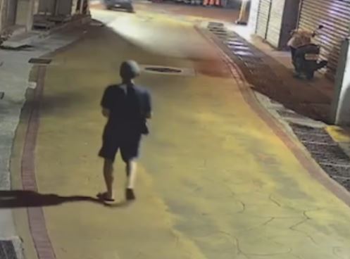 新北民眾客廳「放有５４００元背包」遭竊　七旬慣竊市場落網