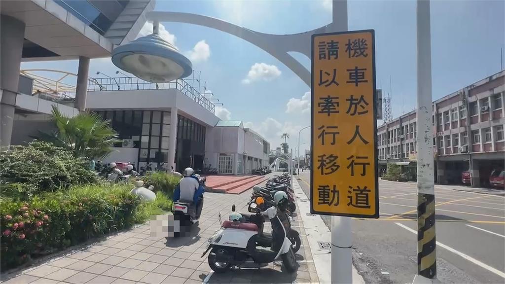 屏東人行道劃停車格 騎士騎上人行道挨罰「批陷阱」