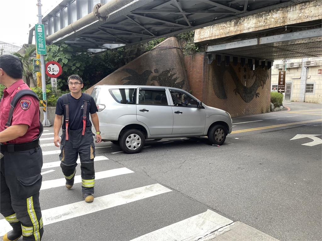 快新聞／行人地獄日本人也遭殃？新北鶯歌路上慘遭女駕駛撞擊　傳肋骨骨折