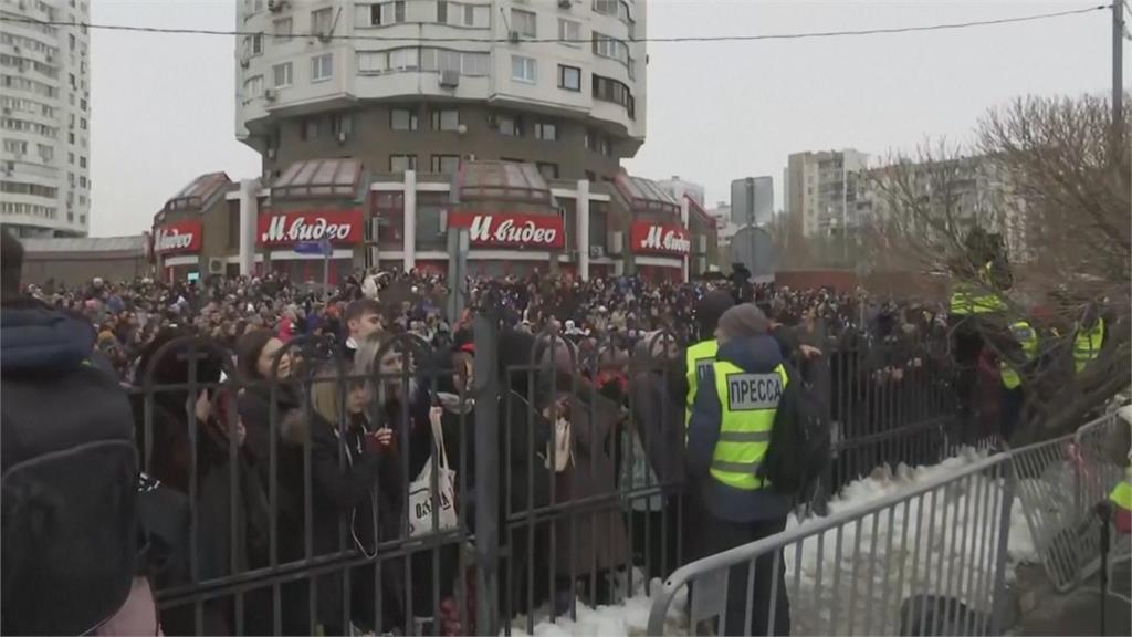 俄反對派領袖納瓦尼葬禮　教堂外擠滿支持者送最後一程