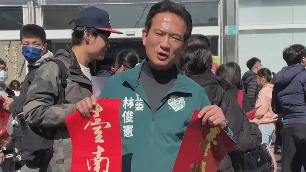 拚台南市長初選！  林俊憲市場發春聯   陳亭妃發紅包袋