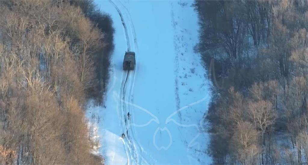 2俄國大兵遭軍團「放生」狂追Z車、跌坐雪地！超狼狽影片曝光