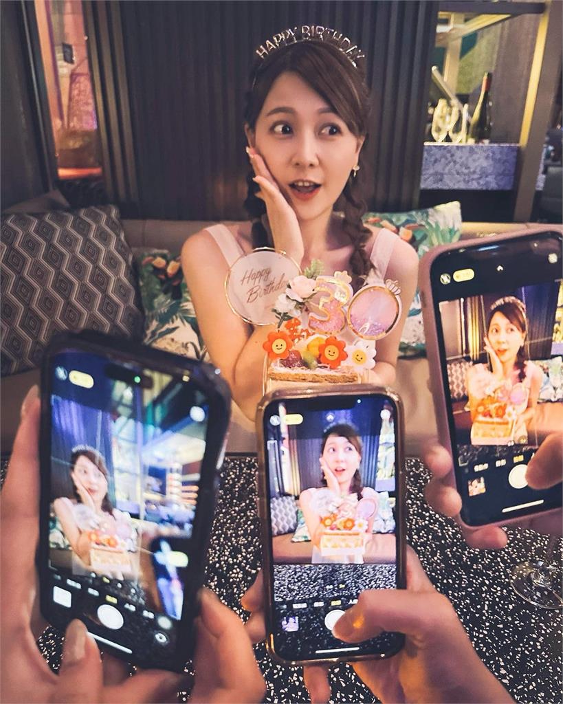 謝京穎嗨慶30歲生日!細肩帶小洋裝「蹲地耍辣」險洩危險地帶