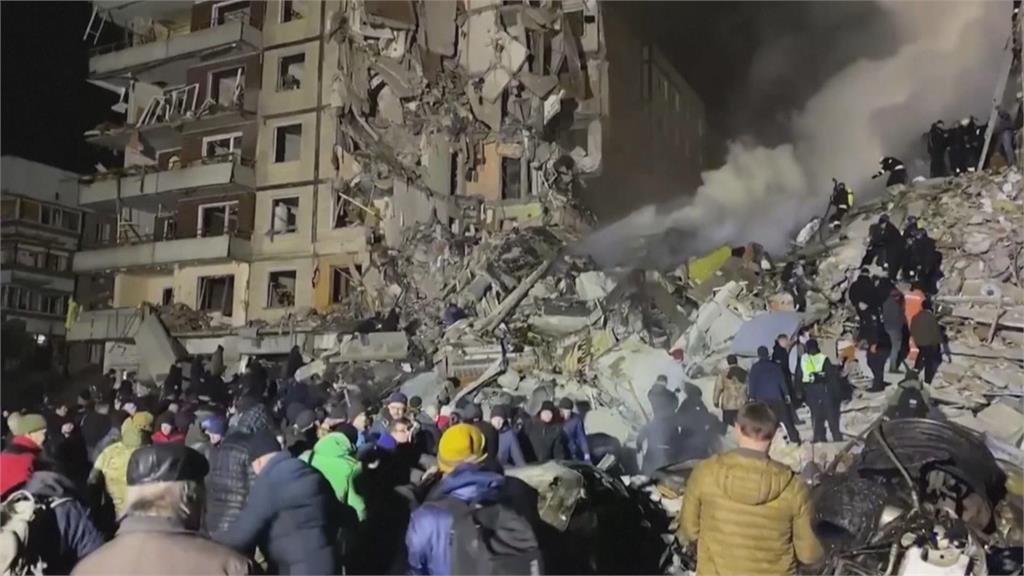 俄軍對烏克蘭多地發動空襲　烏國公寓遭導彈擊中　造成12死、60傷