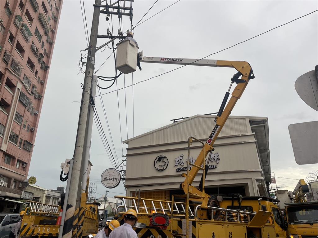 快新聞/午後雷雨開炸!高雄岡山電線杆「碰」爆炸 518戶瞬間停電