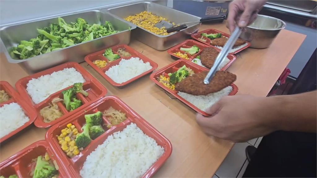 便當盒太大？69元促銷便當　僅「4片肉　菜少到見底」惹議