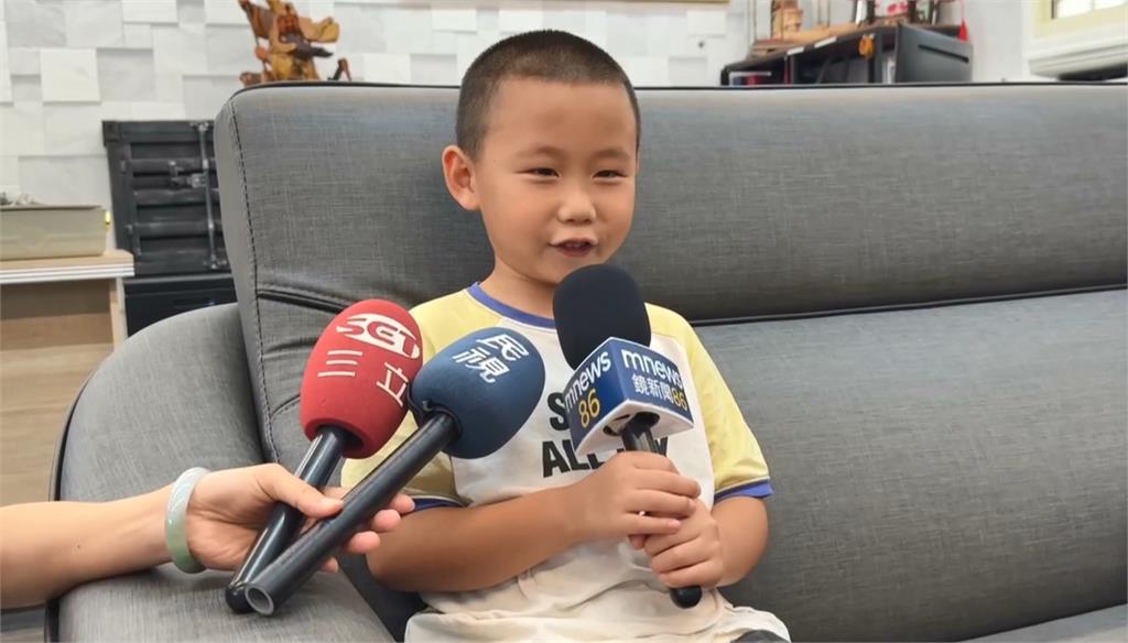 小小網紅細漢阿桃穿警服　拍攝反詐影片