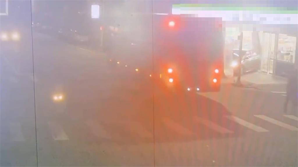 新竹小客車.遊覽車擦撞！轎車"180度翻轉"衝進超商