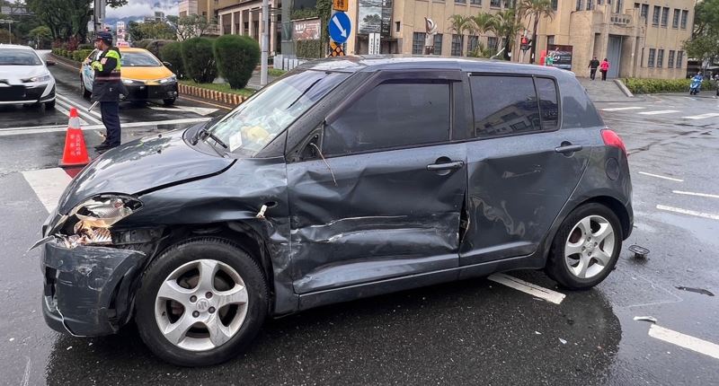 宜蘭兩車路口發生擦撞　黑車駕駛、乘客竟雙雙跳車