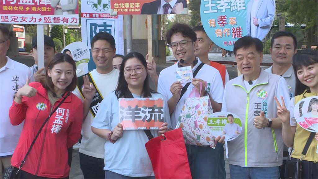 快新聞／大湖公園清晨擠爆！民眾排隊搶拍沈伯洋　「超萌寵物龜」也來助陣