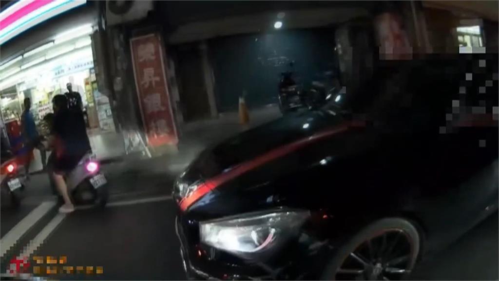 開車滑手機遭攔! 駕駛騙警加速逃逸 被開28張違規罰單