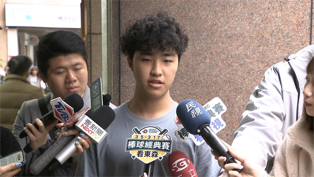 打棒球遭流浪狗追咬！左小腿現咬痕...　紡織界張孝全：老弱婦孺怎麼辦？